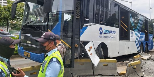 Bus Transjakarta Oleng ke Kiri Tabrak Separator di Depan Ratu Plaza
