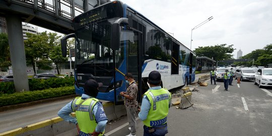 Kondisi Bus Transjakarta Tabrak Separator di Depan Ratu Plaza