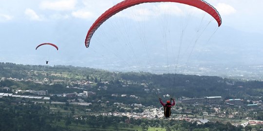 Uji Adrenalin Terbang dengan Paralayang di Puncak Bogor