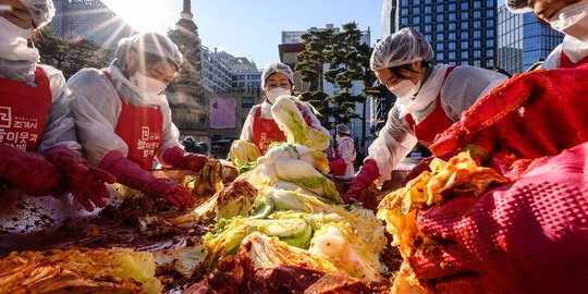 Kebersamaan Ratusan Orang Membuat Kimchi di Seoul