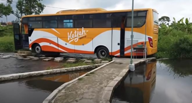 bus di klaten dibeli untuk dimasukkan ke sungai