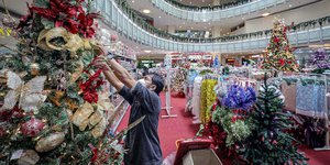 Hiasan Natal Mulai Ramai di Mal Ibu Kota