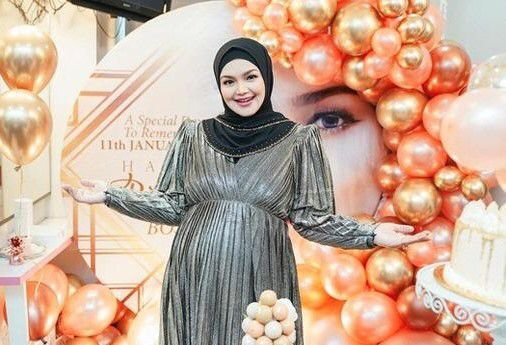 artis yang melahirkan di usia 40 tahun lebih