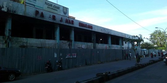 Pedagang Pasar Johar Lakukan Protes ke Pemkot Semarang, Kirim Karangan Bunga