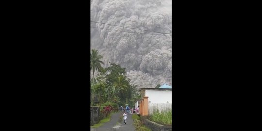 Gunung Semeru Erupsi, 2 Kecamatan di Lumajang Gelap Gulita