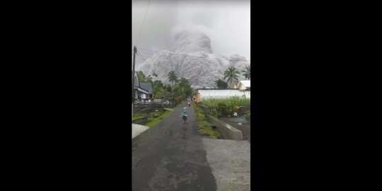 Gunung Semeru Erupsi, Khofifah akan Menuju Lumajang Sabtu Malam