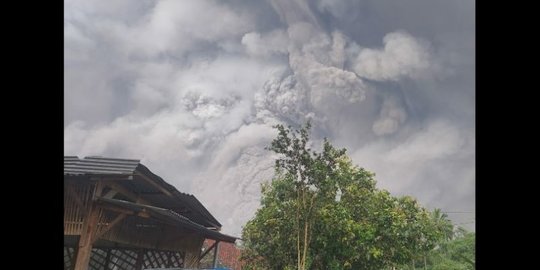 PVMBG Catat Ada Dua Kali Guguran Lava Pijar di Gunung Semeru