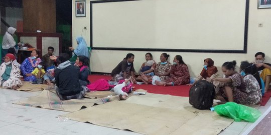 Puluhan Warga Mengungsi di Kantor Kecamatan Candipuro Lumajang