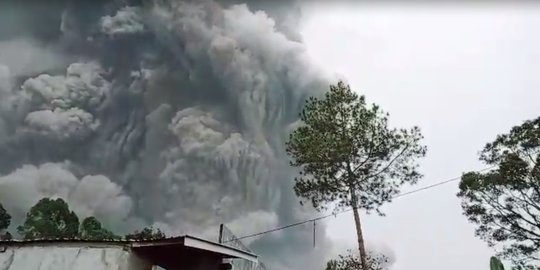 Erupsi Gunung Semeru Sebabkan 48 Warga Lumajang Alami Luka Bakar
