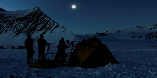 Melihat Fenomena Gerhana Matahari di Antartika