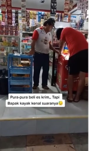 bapak ini terkejut didatangi pria beli es krim ke warung pembeli bukan orang sembarangan