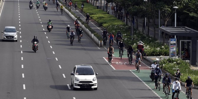 PPKM Level 2, Lalu Lintas Minggu Pagi Di Jakarta Ramai Lancar | Merdeka.com