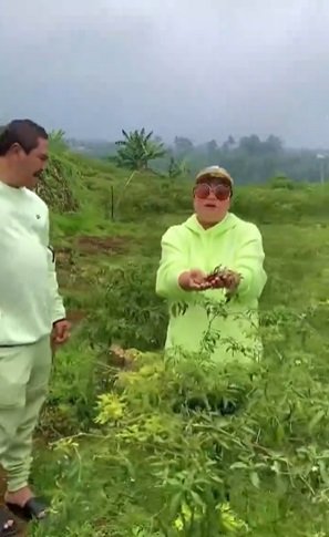 momen mesra jenderal polri amp istri jalan jalan ke kebun beli sayur murah di petani