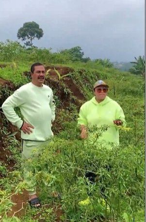 momen mesra jenderal polri amp istri jalan jalan ke kebun beli sayur murah di petani