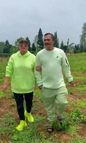 momen mesra jenderal polri amp istri jalan jalan ke kebun beli sayur murah di petani