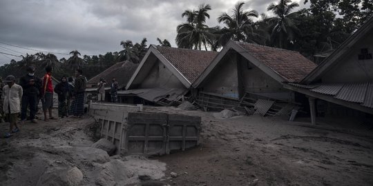 Kerusakan Rumah Warga Akibat Tertimbun Abu Vulkanik Semeru