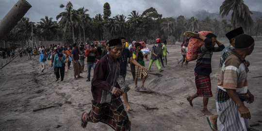 Penjelasan Gubernur Khofifah Soal Mitigasi Semeru dan Warga Berlindung di Atap Rumah