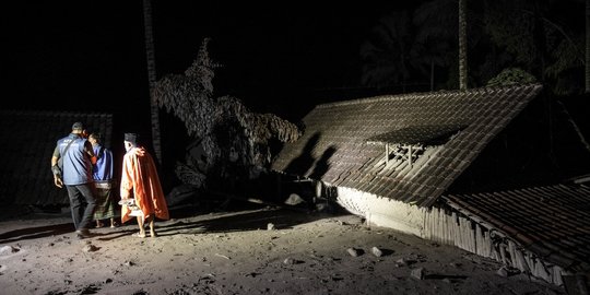 Gunung Semeru Erupsi, Tim SAR Cari Korban Tertimbun Abu Vulkanik