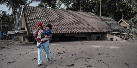 1117 Personel Gabungan Polri Bantu Penanganan Erupsi Gunung Semeru 