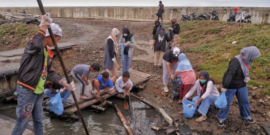 Aksi Bersih Sampah di Pesisir Cilincing