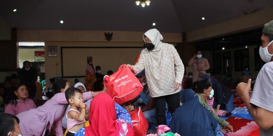 Mensos Risma Tinjau Distribusi Bantuan Korban Erupsi Gunung Semeru