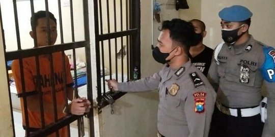 Wajah Bripda Randy di Balik Jeruji Besi dan Berkaos Tahanan