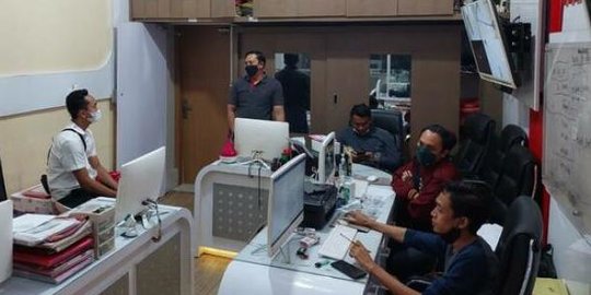 wajah bripda randy di balik jeruji besi dan berkaos tahanan