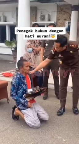 momen pencuri motor bersimpuh ke korban