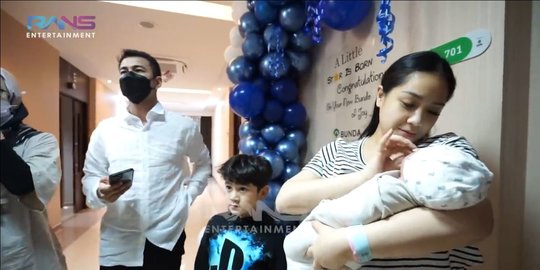 Bayi 'Sultan', Intip Deretan Kado Mewah Rayyanza dari Para Artis