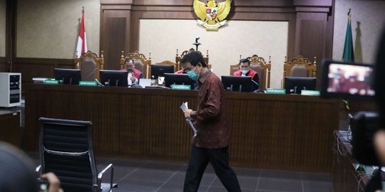 Didakwa Menyuap Rp3,09 Miliar dan USD36 Ribu, Azis Syamsuddin Tak Ajukan Eksepsi