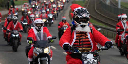 Aksi Ratusan Sinterklas Motoran untuk Galang Dana