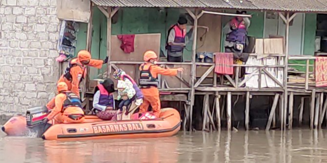 Terjebak Banjir Di Legian Bali 5 Warga Dievakuasi Tim Sar