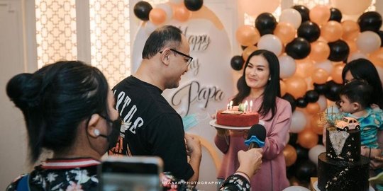5 Potret Kejutan Ultah Suami Iis Dahlia ke 50 yang Penuh Kehangatan