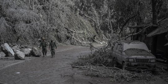 Kapolri ke Lumajang Tinjau Langsung Korban Erupsi Gunung Semeru