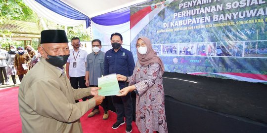 Serahkan SK Perhutanan Sosial, Bupati Ipuk Ajak Manfaatkan Hutan Secara Bijak