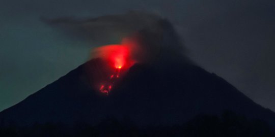 Potret Gunung Semeru Mengeluarkan Lahar Pijar