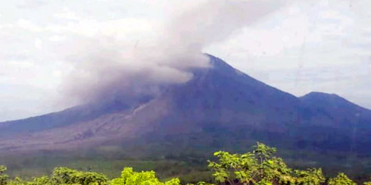 Gunung Semeru Kembali Luncurkan Awan Panas Guguran