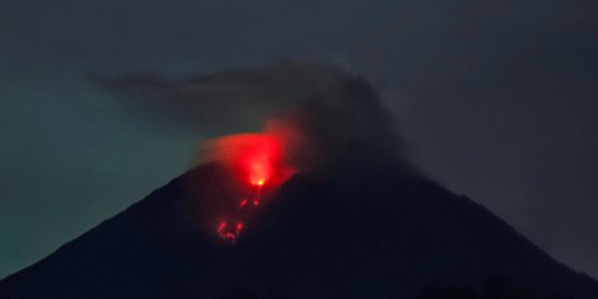 CEK FAKTA: Hoaks Kondisi Lahar Panas yang Difoto dari Atas Gunung Semeru