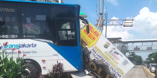 Pengemudi Bus Transjakarta Tabrak Pospol PGC Jadi Tersangka