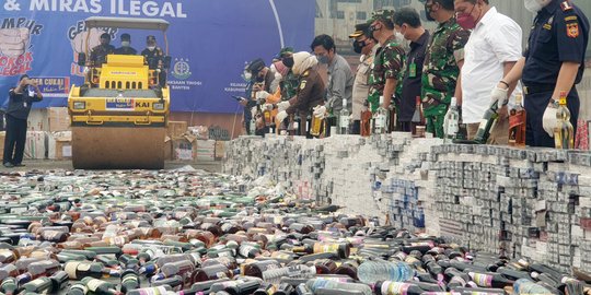 Bea Cukai Banten Musnahkan Ribuan Botol Miras dan Jutaan Batang Rokok Ilegal