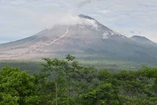 aktivitas gunung semeru yang masih mengeluarkan lava pijar