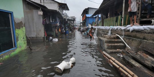 Banjir Air Laut Rendam Permukiman Warga Tanjungpinang, Warga Panik