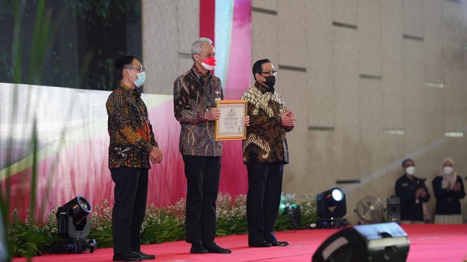 gubernur ganjar terima penghargaan anugerah meritokrasi dari kasn