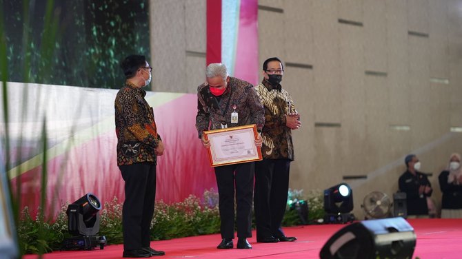 gubernur ganjar terima penghargaan anugerah meritokrasi dari kasn