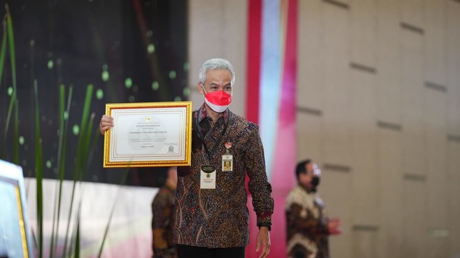 gubernur ganjar terima penghargaan anugerah meritokrasi dari kasn