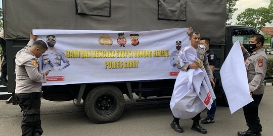 Polres Garut Kirim Dua Truk Bantuan untuk Warga Terdampak Erupsi Gunung Semeru