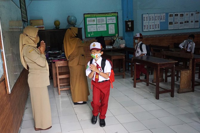 semangat siswa ikuti sekolah tatap muka di malang