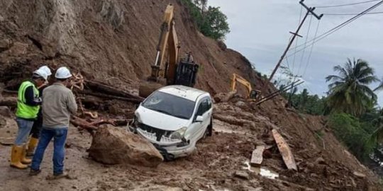 Jalan Trans Sulawesi di Majene Tertutup Longsor, Satu Mobil Tertimpa Batu