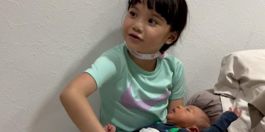6 Momen Gempi Gendong Rayyanza Adik Rafathar, Ekspresinya Bikin Gemas