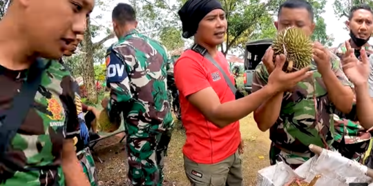 Keseruan Para Prajurit TNI Belah Durian 'Enak Rek Ini Manis'